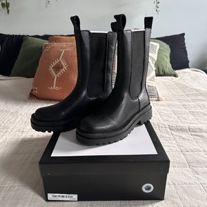 *SOLD* Chunky Chelsea Boots